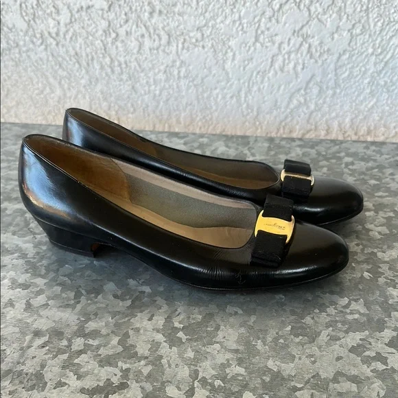 Salvatore Ferragamo Vara Bow Nero
Black 9.5 - Picture 2 of 15